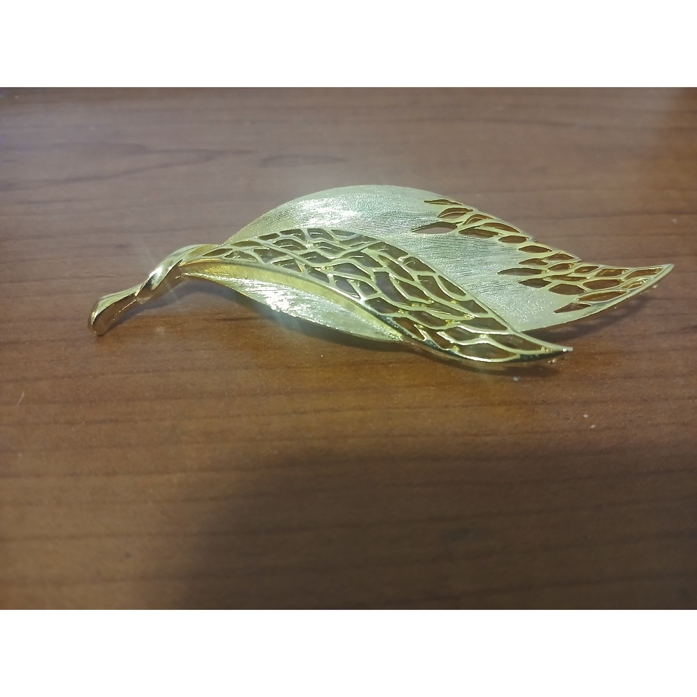 Vintage Lisner Gold Tone Double Leaf Brooch Textured Filigree Pin Mid Century